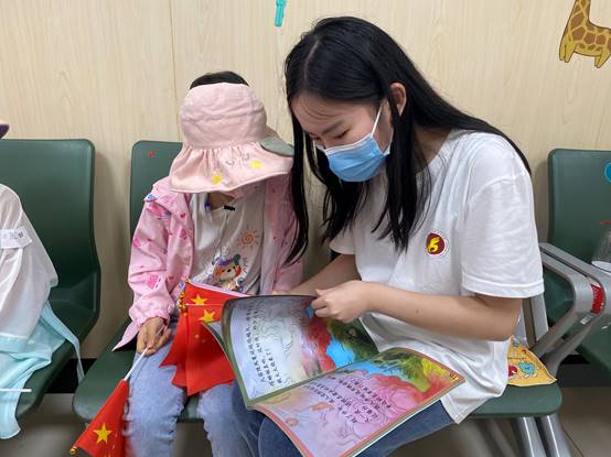说明:F:\我的桌面\2021年外宣素材选题\我院开展“童心向党，共筑梦想”阳光故事屋绘本捐赠活动\法商欧宝网页版大学生志愿者开展伴读活动.JPG