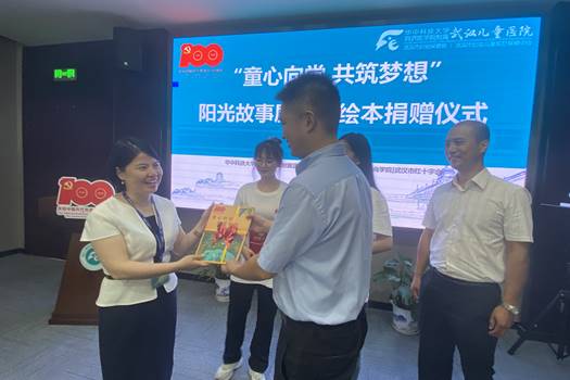 说明:F:\我的桌面\2021年外宣素材选题\我院开展“童心向党，共筑梦想”阳光故事屋绘本捐赠活动\法商欧宝网页版团委书记肖老师赠书（右）.JPG
